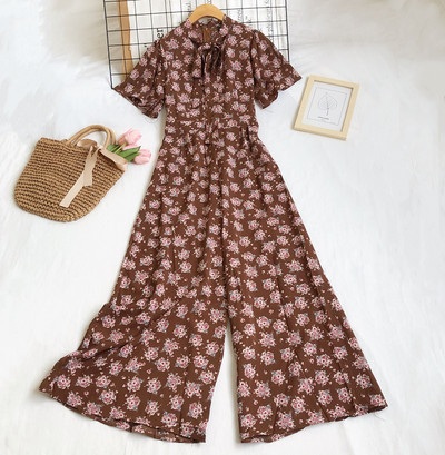 Garš sieviešu kombinezons ar ziedu motīviem un rāvējslēdzēju