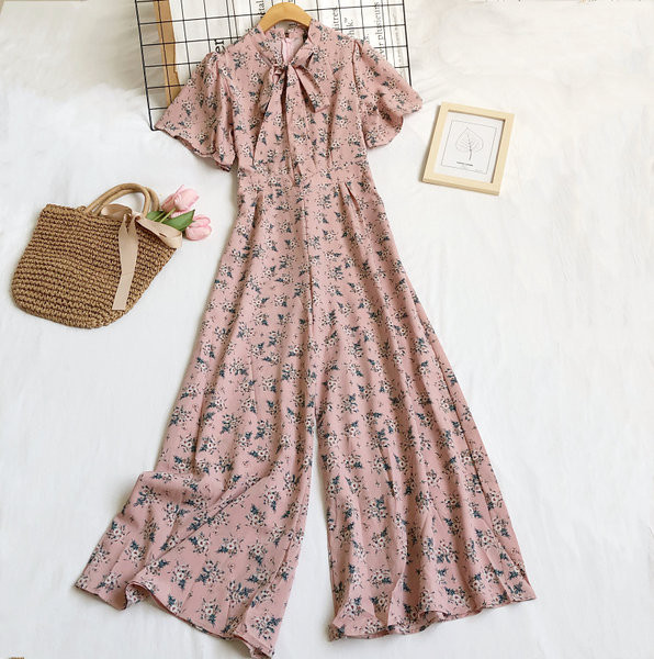 Garš sieviešu kombinezons ar ziedu motīviem un rāvējslēdzēju