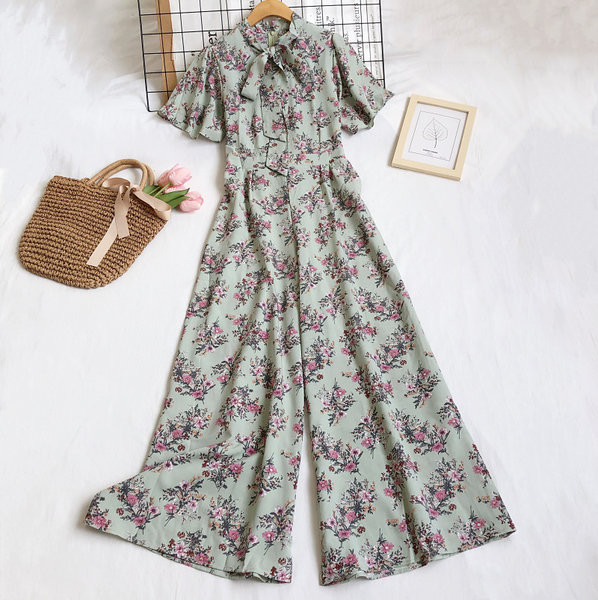 Garš sieviešu kombinezons ar ziedu motīviem un rāvējslēdzēju