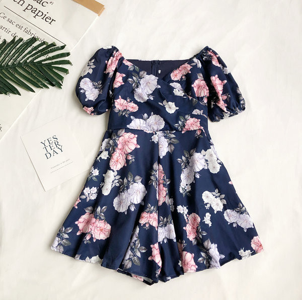 Jauns sieviešu kombinezona modelis ar ziedu motīviem