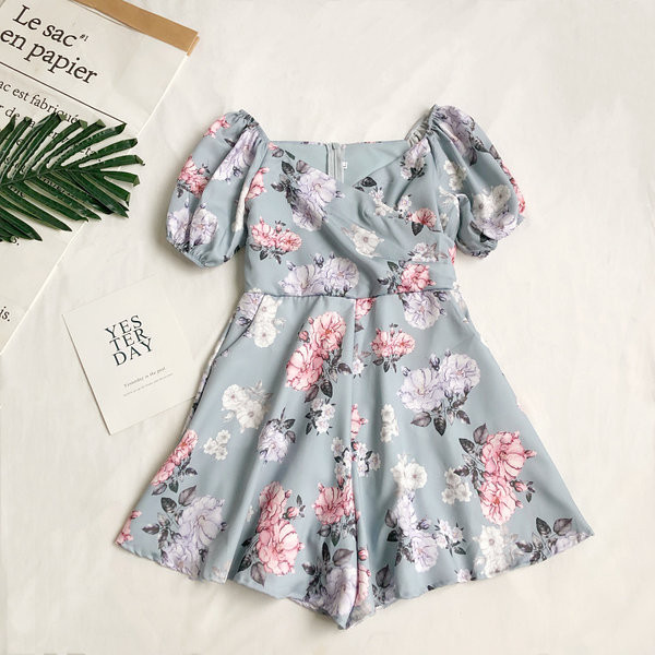 Jauns sieviešu kombinezona modelis ar ziedu motīviem