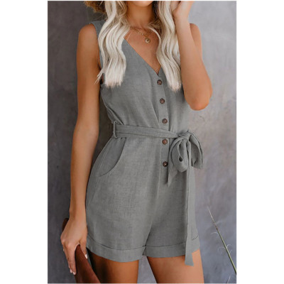 Sieviešu īss kombinezons ar V veida kakla pogām un jostu