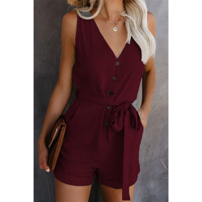 Sieviešu īss kombinezons ar V veida kakla pogām un jostu