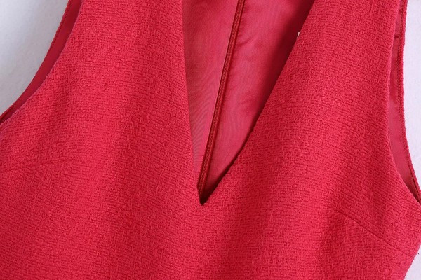 Īss moderns kombinezons ar dziļu špica kakla izgriezumu