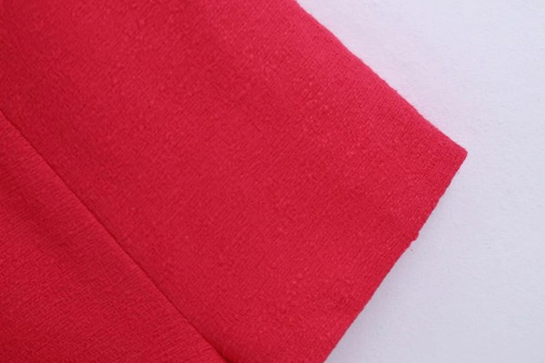 Īss moderns kombinezons ar dziļu špica kakla izgriezumu