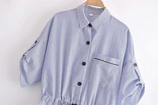 Īss svītrains kombinezons ar regulējamām piedurknēm