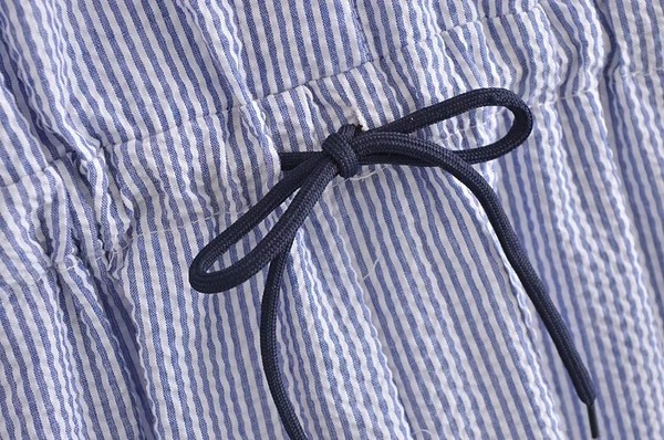 Īss svītrains kombinezons ar regulējamām piedurknēm