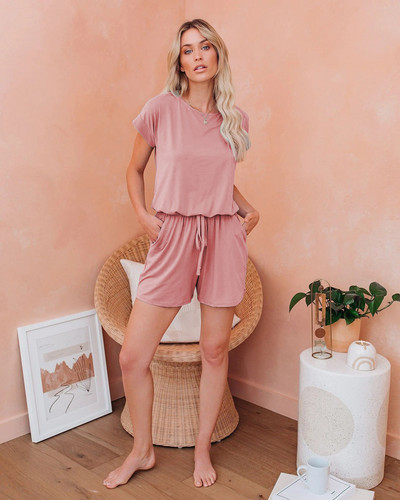 Sieviešu sporta kombinezons ar īsām piedurknēm un saitēm