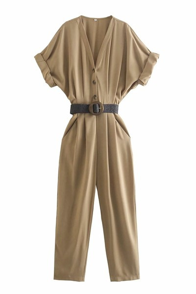 Mūsdienīgs garais kombinezons ar pogām un jostu