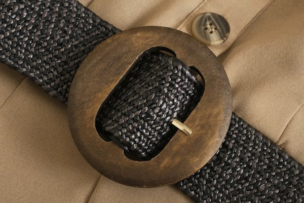 Mūsdienīgs garais kombinezons ar pogām un jostu