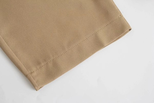 Mūsdienīgs garais kombinezons ar pogām un jostu