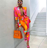 Modernus moteriškas komplektas - spalvingo rašto švarkas ir kelnės