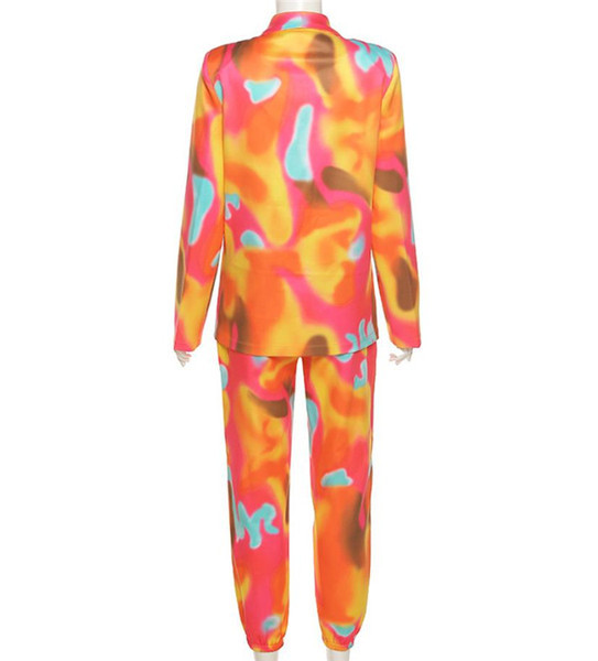 Modernus moteriškas komplektas - spalvingo rašto švarkas ir kelnės