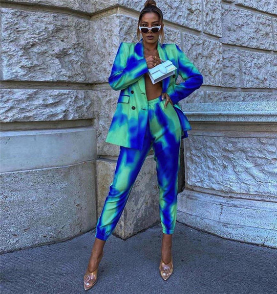 Modernus moteriškas komplektas - spalvingo rašto švarkas ir kelnės