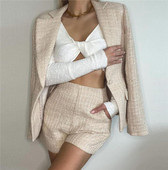 Naiste pintsakuülikond ja kõrge vöökohaga lühikesed püksid