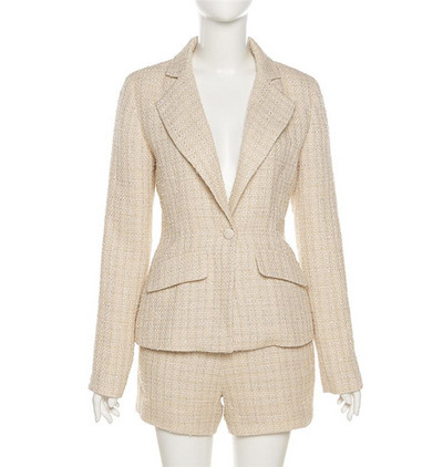 Naiste pintsakuülikond ja kõrge vöökohaga lühikesed püksid