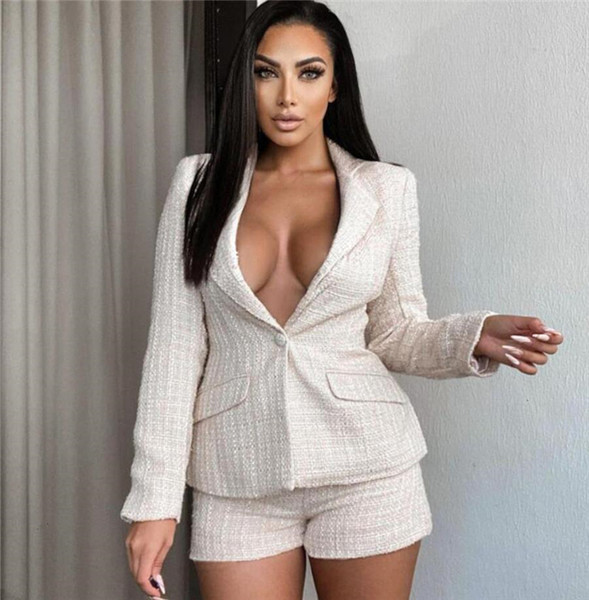 Naiste pintsakuülikond ja kõrge vöökohaga lühikesed püksid