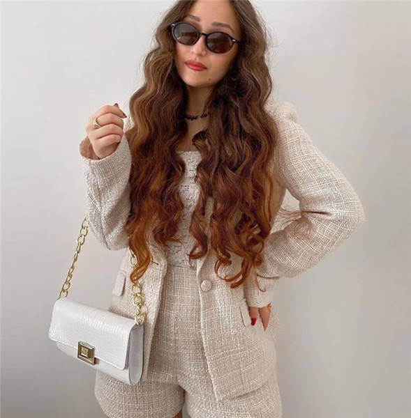 Naiste pintsakuülikond ja kõrge vöökohaga lühikesed püksid