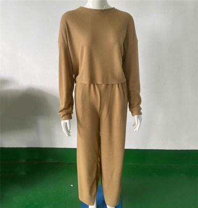 Hétköznapi szett nőknek - rövid blúz és hosszú széles nadrág