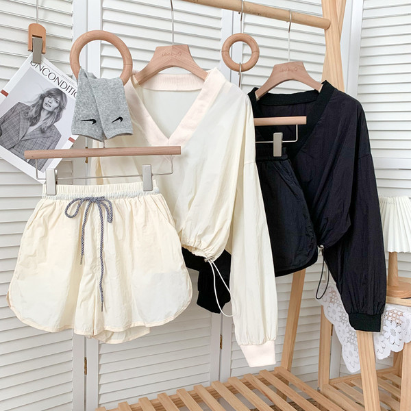 Ikdienas sieviešu divdaļīgas blūzes komplekts ar špica kakla izgriezumu un šortiem