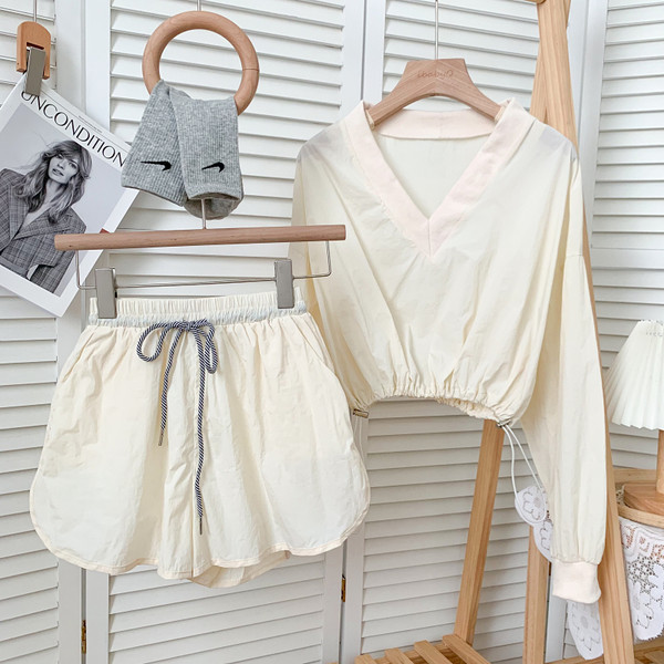 Ikdienas sieviešu divdaļīgas blūzes komplekts ar špica kakla izgriezumu un šortiem