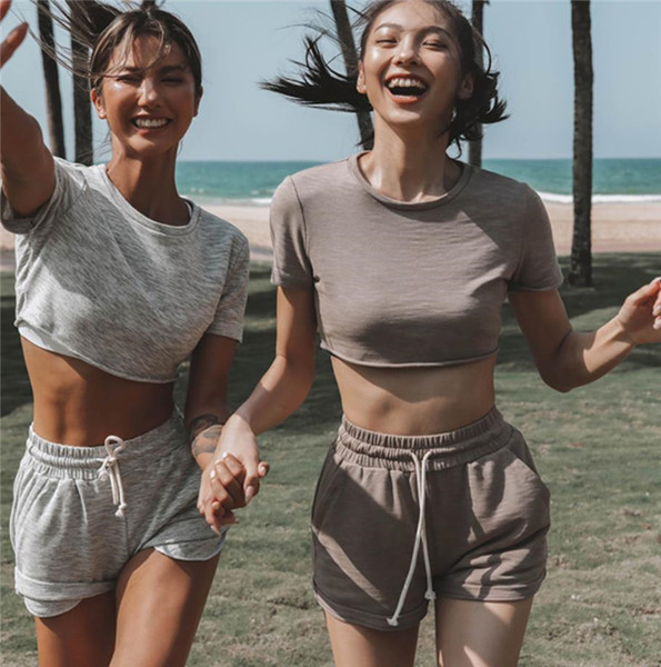 Sieviešu komplekts pludmalei un ikdienai - īsa blūze un šorti