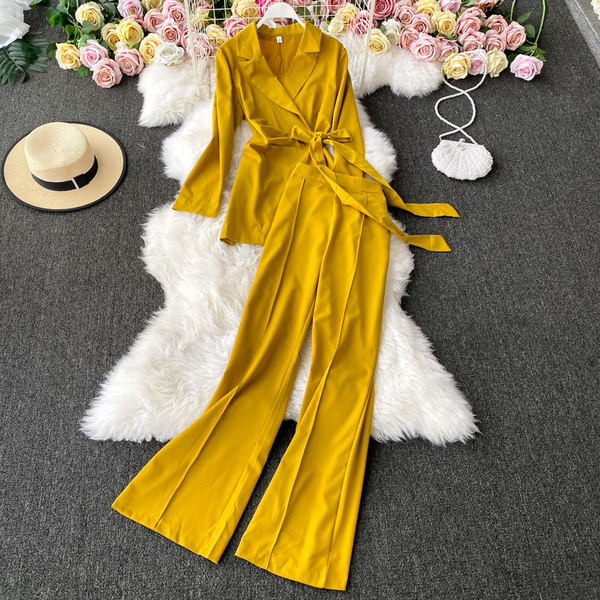 Stilīgas sieviešu bikses un jaka