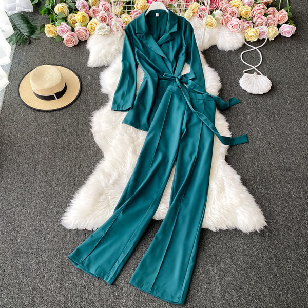 Stilīgas sieviešu bikses un jaka