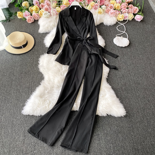 Stilīgas sieviešu bikses un jaka