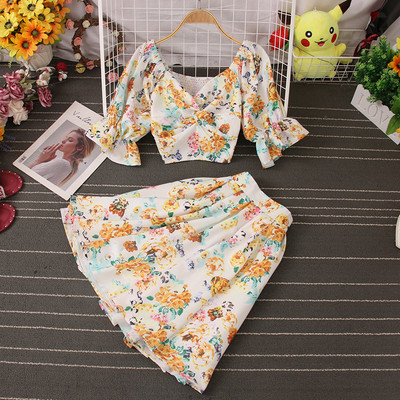 Mūsdienīgs komplekts ar ziedu motīviem