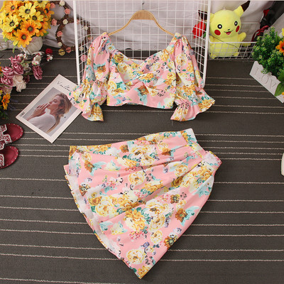 Mūsdienīgs komplekts ar ziedu motīviem