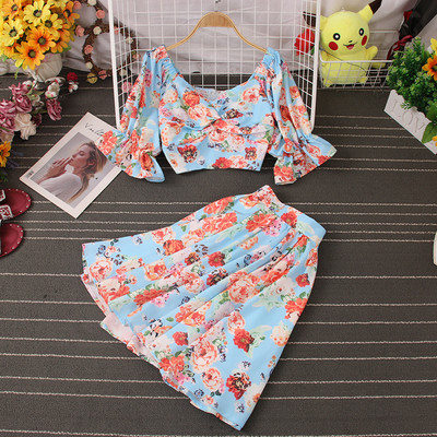 Mūsdienīgs komplekts ar ziedu motīviem