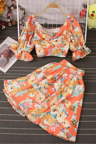 Mūsdienīgs komplekts ar ziedu motīviem