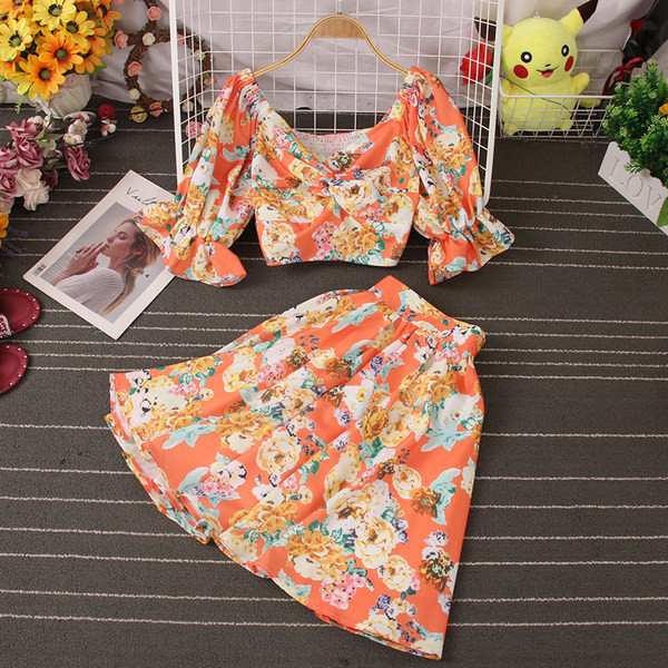 Mūsdienīgs komplekts ar ziedu motīviem