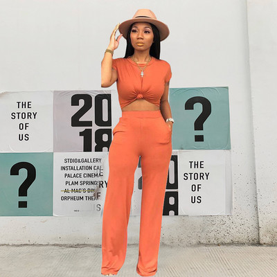 Naiste komplekt kaheosalisest lühikeste varrukatega topist ja taskutega pükstest