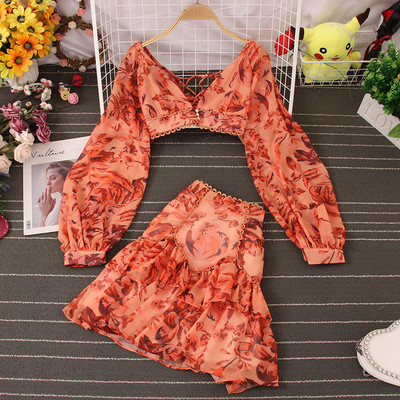 Naiste kaheosaline komplekt - lillemotiividega seelik ja pluus