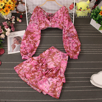 Naiste kaheosaline komplekt - lillemotiividega seelik ja pluus