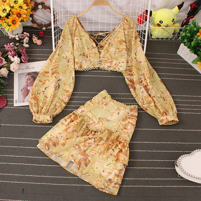 Naiste kaheosaline komplekt - lillemotiividega seelik ja pluus