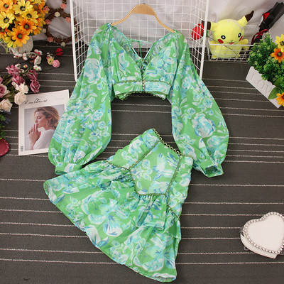 Naiste kaheosaline komplekt - lillemotiividega seelik ja pluus