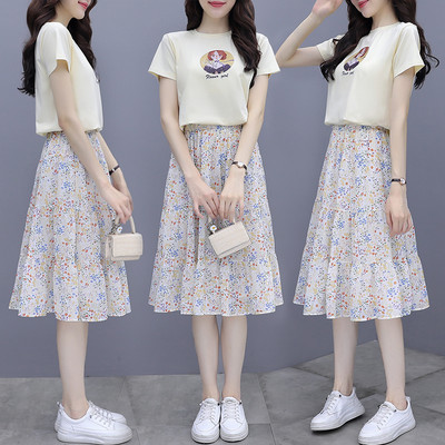 Lillemustriga vabaaja naiste T-särgi ja seeliku komplekt