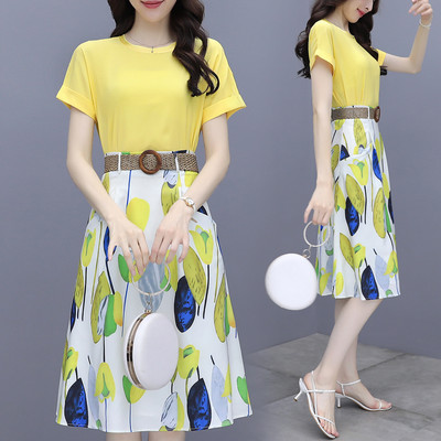 Naiste suvine komplekt kaheosalisest kõrge vöökohaga seelikust ja lühikeste varrukatega T-särgist