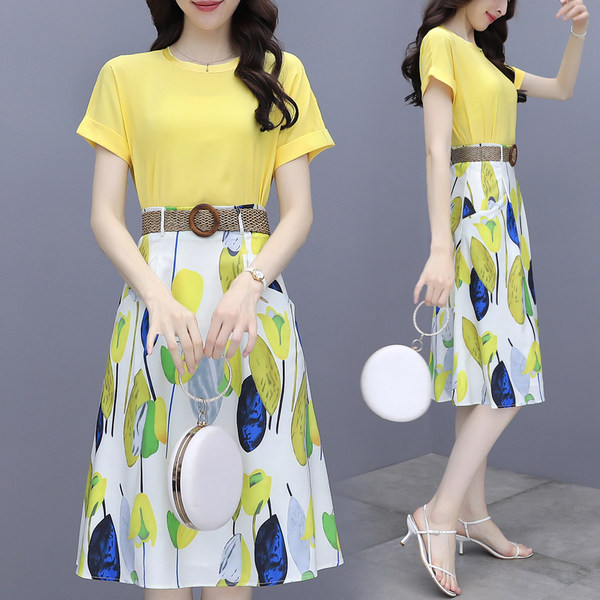 Naiste suvine komplekt kaheosalisest kõrge vöökohaga seelikust ja lühikeste varrukatega T-särgist