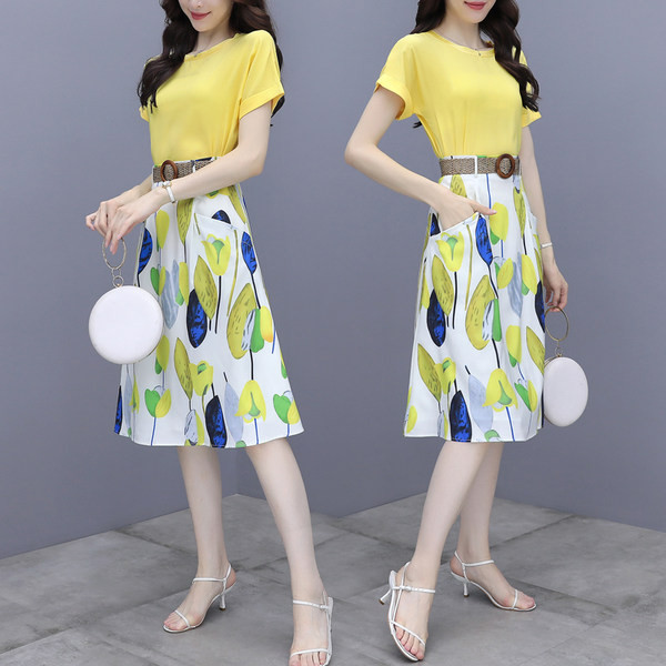 Naiste suvine komplekt kaheosalisest kõrge vöökohaga seelikust ja lühikeste varrukatega T-särgist