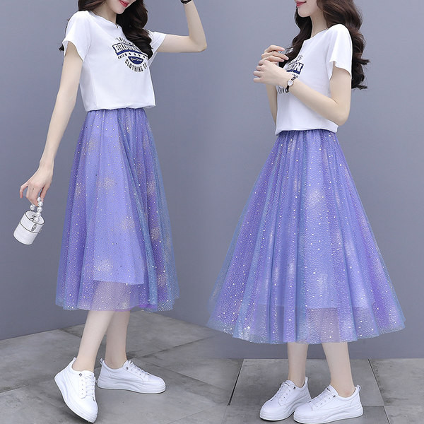 Naiste vabaaja komplekt T-särgist ja seelikust