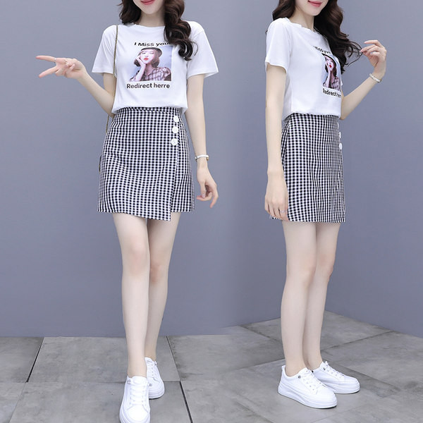 Napi női póló szett mintával és kockás rövid szoknyával