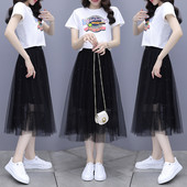 Moodne naiste T-särgikomplekt ovaalse kaelusega ja pitsaseelikuga