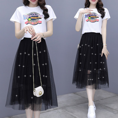 Moodne naiste T-särgikomplekt ovaalse kaelusega ja pitsaseelikuga