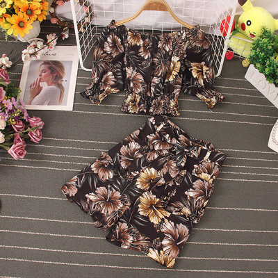 Kaasaegne kaheosaliste lillemotiividega komplekt