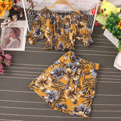 Kaasaegne kaheosaliste lillemotiividega komplekt