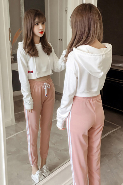 Sportlik vabaaja komplekt lühikese ülaosa ja ääristega pükstega